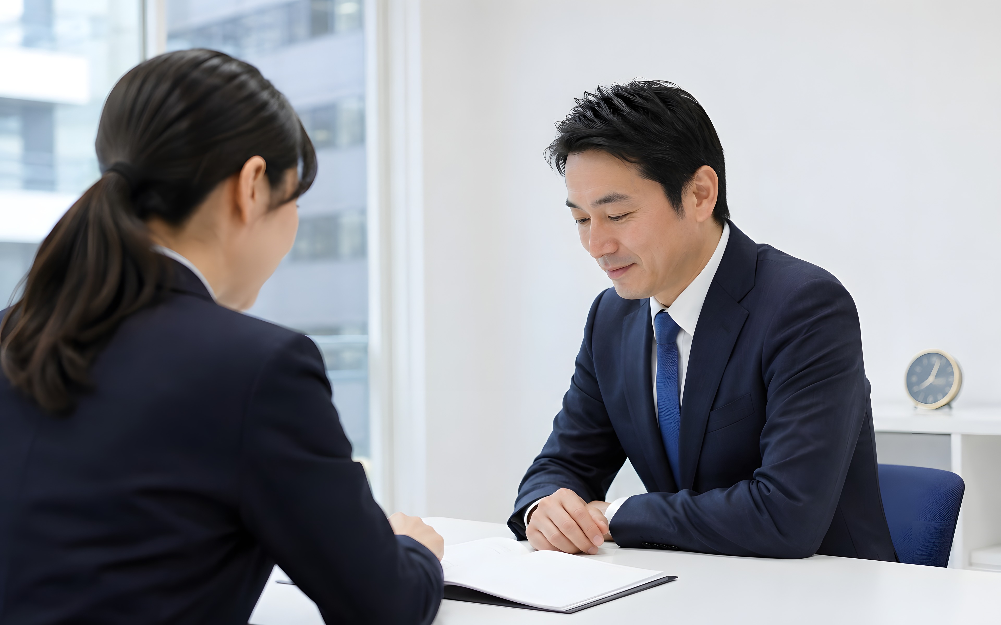 書類⁠を確認している様子